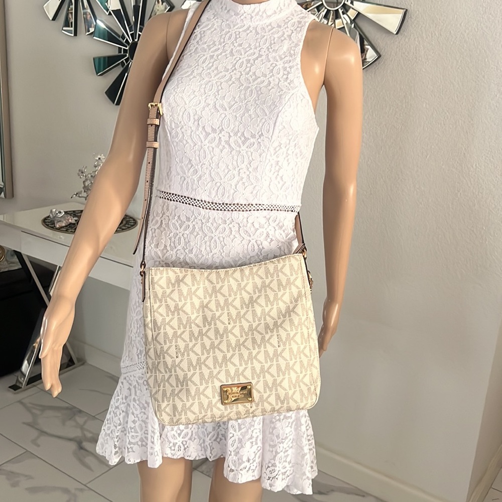 (Michael Kors) cross body travel bag never used - Picture 3 of 15